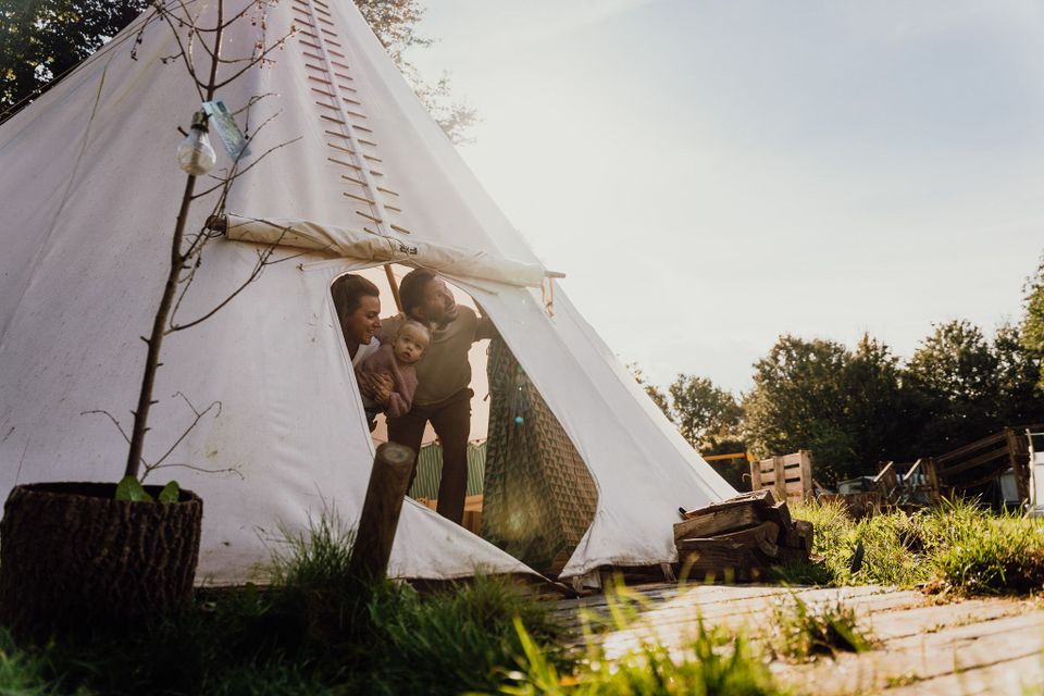 Familie in tipi-tent op camping in Almere