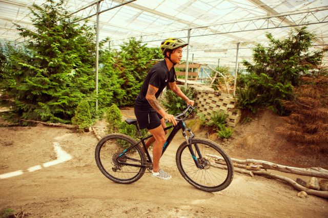 Mountainbiker op parcours omringd door groen